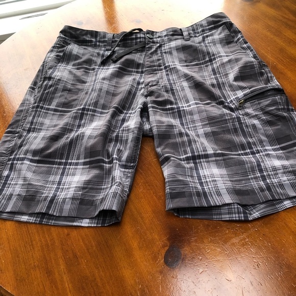 The North Face Gray Plaid Men's Shorts- size 32 - preloved - Picture 1 of 9